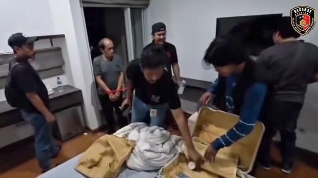 Polisi menangkap dua pria di apartemen di Kalibata, Jaksel. Keduanya ditangkap terkait kasus peredaran uang palsu yang disimpan di apartemen tersebut. (dok Istimewa)