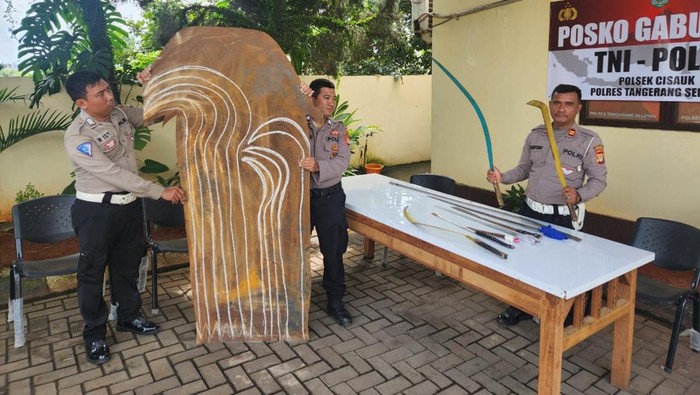 Polisi mengamankan senjata tajam yang dibuat oleh bocah di Tangsel
