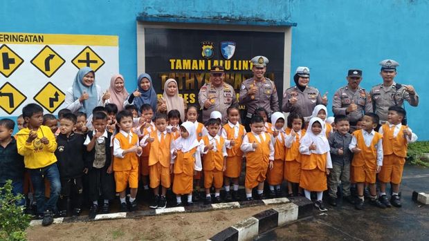 Polres Inhil mengajak anak TK Bhayangkari menanam pohon, Senin (15/9/2025).