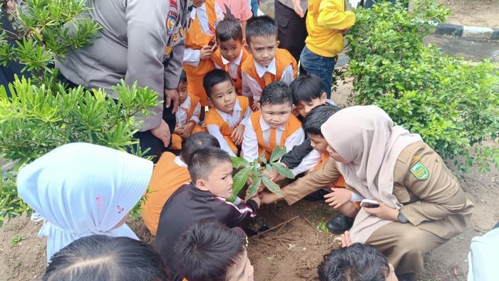 Polres Inhil mengajak anak TK Bhayangkari menanam pohon, Senin (15/9/2025).