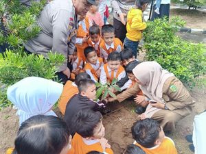 Semangat Anak TK Bhayangkari di Inhil Tanam Pohon untuk Masa Depan