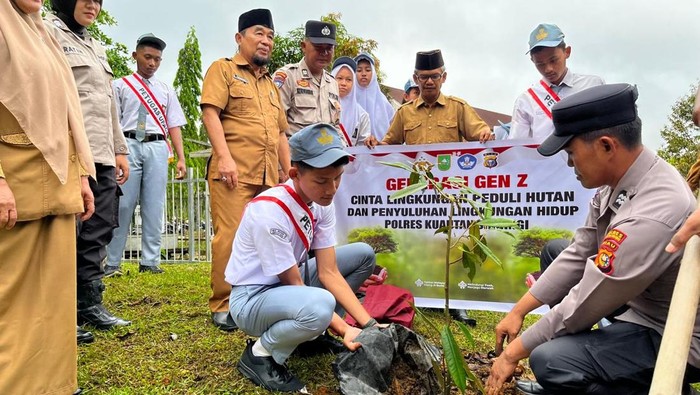 Polres Kuansing turun ke sekolah ajarkan siswa SMA cinta lingkungan dengan menanam pohon.