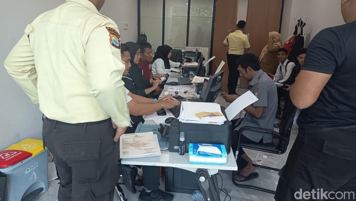 Polrestabes Makassar saat melayani pengurusan SKCK.