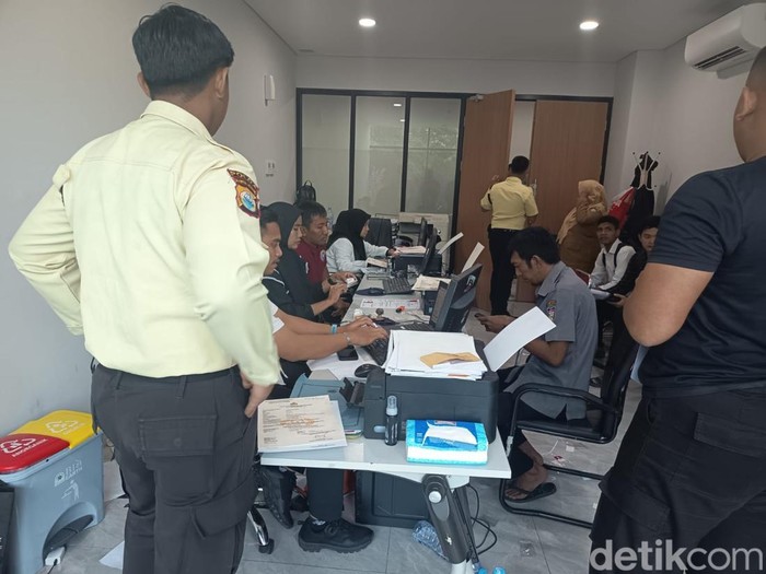 Polrestabes Makassar saat melayani pengurusan SKCK.