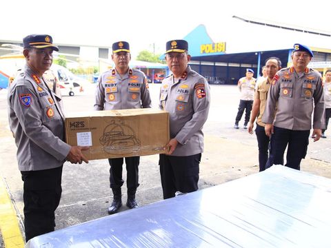 Polri kirim bantuan logistik dan keperluan sehari-hari untuk warga Nagakeo, korban banjir bandang, Senin (15/9/2025).