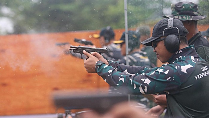 Potret Keseruan Kompetisi Menembak di Timika, Jadi Simbol Persatuan Peserta Trisula Open Championship 2025 membidik target dalam lomba menembak di Timika, Papua, Senin (15/9/2025). Ajang ini memperkuat sinergi TNI, Polri, dan masyarakat.