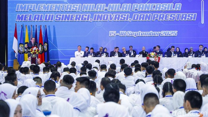 Rektor Universitas Pancasila Prof Adnan Hamid resmi melantik 2.685 mahasiswa baru Tahun Akademik 2025/2026 dalam kegiatan Pengenalan Kehidupan Kampus bagi Mahasiswa Baru (PKKMB) di Auditorium Universitas Pancasila, Jakarta, Senin, (15/9/2025).