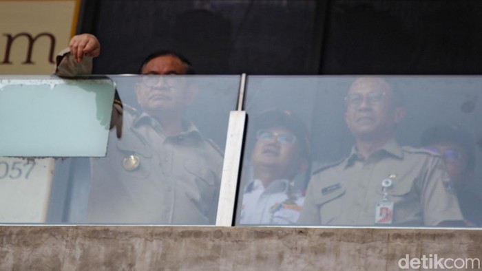 Pantauan detikcom di Gerbang Tol Fatmawati 2, Senin (15/9/2025), pukul 17.00 WIB tampak ada papan bertulisan 'Kendaraan Roda 4 Jurusan Lebak Bulus Dapat Menggunakan Gate Tol Fatmawati 2 Lajur Paling Kiri Gratis'.