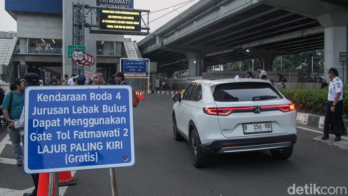 Pantauan detikcom di Gerbang Tol Fatmawati 2, Senin (15/9/2025), pukul 17.00 WIB tampak ada papan bertulisan 'Kendaraan Roda 4 Jurusan Lebak Bulus Dapat Menggunakan Gate Tol Fatmawati 2 Lajur Paling Kiri Gratis'.