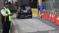 Papan itu diletakkan sebelum GT Fatmawati 2. Mobil-mobil pun masuk ke tol tanpa perlu antre tap di GT Fatmawati 2. 