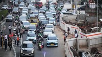 Antrean kendaraan arah Lebak Bulus masih terlihat menjelang GT Fatmawati 2 atau di bawah Stasiun MRT Fatmawati. 