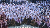 Gubernur Banten Andra Soni (tengah) berfoto bersama para guru dan siswa saat meninjau program sekolah gratis di SMK PGRI 3 Kota Serang, Banten, Senin (15/9/2025). ANTARA FOTO/Angga Budhiyanto Gubernur Banten Andra Soni (tengah) berfoto bersama para guru dan siswa saat meninjau program sekolah gratis di SMK PGRI 3 Kota Serang, Banten, Senin (15/9/2025). ANTARA FOTO/Angga Budhiyanto