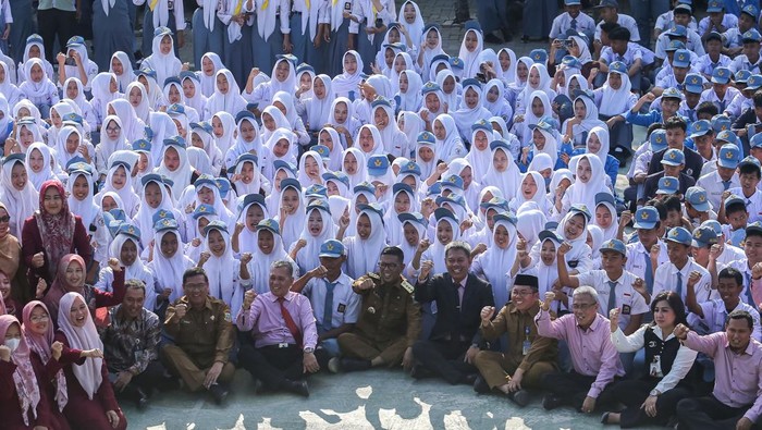 Program sekolah gratis di Kota Serang Siswa menunjukkan buku rekening simpanan pelajar program sekolah gratis di SMK PGRI 3 Kota Serang, Banten, Senin (15/9/2025). Gubernur Banten Andra Soni memastikan program sekolah gratis yang diterima 432 siswa di sekolah tersebut berjalan lancar dan sesuai target sehingga sumber daya manusia dari sistem pendidikan di Banten dapat berdaya saing. ANTARA FOTO/Angga Budhiyanto/YU