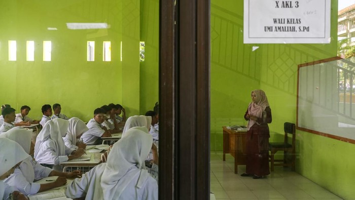 Program sekolah gratis di Kota Serang Siswa menunjukkan buku rekening simpanan pelajar program sekolah gratis di SMK PGRI 3 Kota Serang, Banten, Senin (15/9/2025). Gubernur Banten Andra Soni memastikan program sekolah gratis yang diterima 432 siswa di sekolah tersebut berjalan lancar dan sesuai target sehingga sumber daya manusia dari sistem pendidikan di Banten dapat berdaya saing. ANTARA FOTO/Angga Budhiyanto/YU