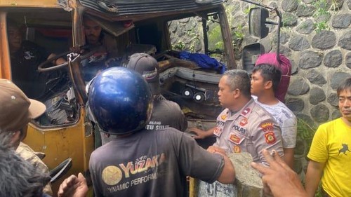 Proses evakuasi supir truk Fuso yang mengalami kecelakaan di Jalan By Pass Ir Soekarno, Kecamatan Kediri, Tabanan, Senin (15/9/2025).