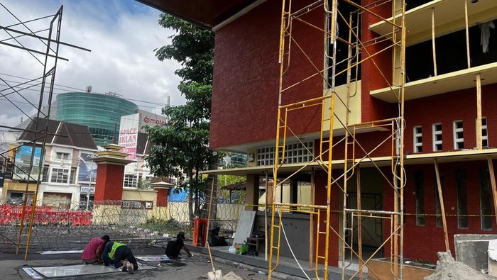 Proses perbaikan fasilitas di Polda DIY yang rusak imbas aksi massa beberapa waktu lalu.