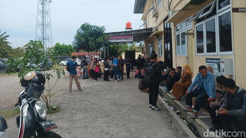 Puluhan honorer yang lulus PPPK saat mengurus SKCK di Polres Lombok Tengah, Senin (15/9/2025).