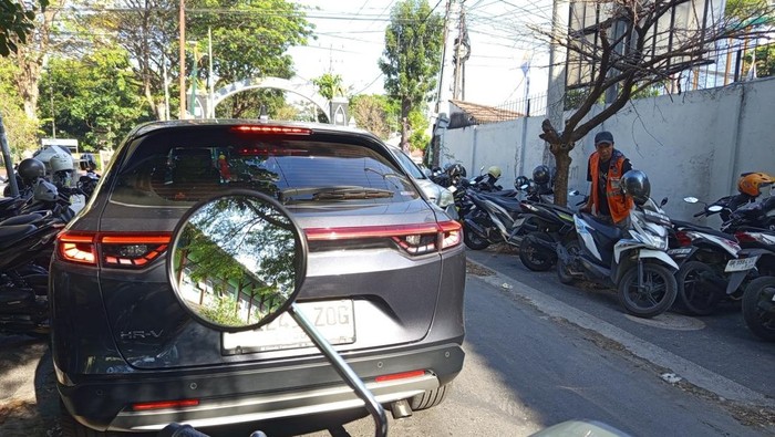 Puluhan kendaraan terparkir di kiri dan kanan Jalan Mahoni, Mataram, Senin (15/9/2025). Akibatnya area tersebut kerap timbulkan kemacetan di setiap hari kerja. (Nathea Citra/detikBali)