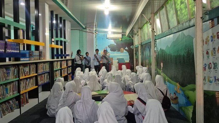 Puluhan pelajar di Indramayu mengikuti beragam kegiatan dalam peringatan Hari Kunjung Perpustakaan 2025 Puluhan pelajar di Indramayu mengikuti beragam kegiatan dalam peringatan Hari Kunjung Perpustakaan 2025