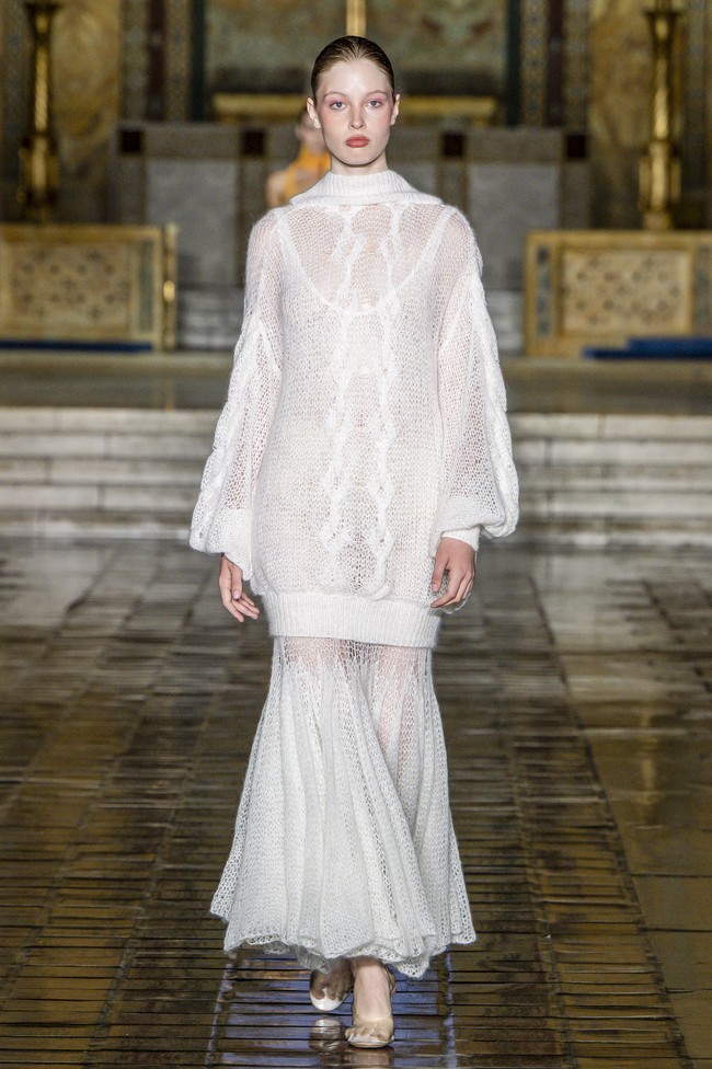 Tak hanya satu peragaan, ia juga berkesempatan memeragakan koleksi terbaru karya Prabal Gurung. Presentasi tersebut berlangsung di gereja Bartholomews Church, New York City, AS. (Foto: Victor VIRGILE/Gamma-Rapho via Getty Images)