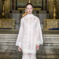 Tak hanya satu peragaan, ia juga berkesempatan memeragakan koleksi terbaru karya Prabal Gurung. Presentasi tersebut berlangsung di gereja Bartholomews Church, New York City, AS. (Foto: Victor VIRGILE/Gamma-Rapho via Getty Images)