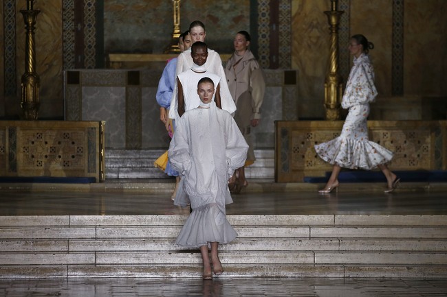 Dalam wawancara dengan Teen Vogue pada Maret lalu, ia mengungkapkan bahwa dirinya mulai terbuka sebagai transgender sejak 2020. Malam itu pukul 11, dan saya sadar betul bahwa saya trans. Saya sudah mengetahuinya beberapa bulan, tapi saya tidak bisa menahan lagi, ujar Wilson, anak dari Elon Musk dan mantan istrinya, Justine Musk. (Foto: John Lamparski/Getty Images)