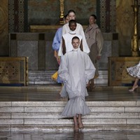 Dalam wawancara dengan Teen Vogue pada Maret lalu, ia mengungkapkan bahwa dirinya mulai terbuka sebagai transgender sejak 2020. Malam itu pukul 11, dan saya sadar betul bahwa saya trans. Saya sudah mengetahuinya beberapa bulan, tapi saya tidak bisa menahan lagi, ujar Wilson, anak dari Elon Musk dan mantan istrinya, Justine Musk. (Foto: John Lamparski/Getty Images)