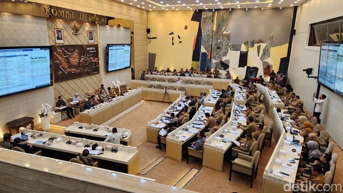 Rapat Komisi II DPR dengan Mendagri Tito Karnavian