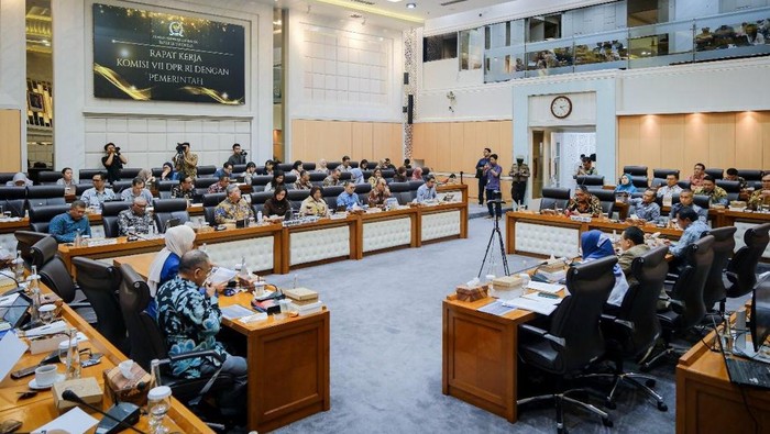 Rapat Komisi VII DPR dan Menpar Widiyanti Putri membahas RUU Kepariwisataan.