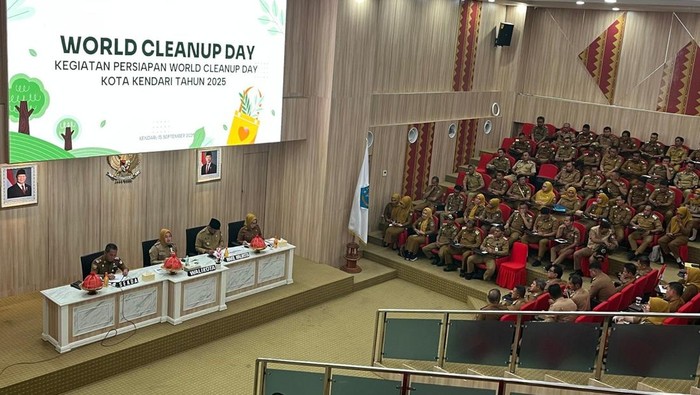 Rapat koordinasi Pemkot Kendari terkait World Cleanup Day menjelang penilaian Adipura 2025.