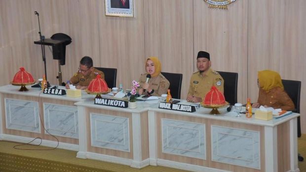 Rapat koordinasi Pemkot Kendari terkait World Cleanup Day menjelang penilaian Adipura 2025.