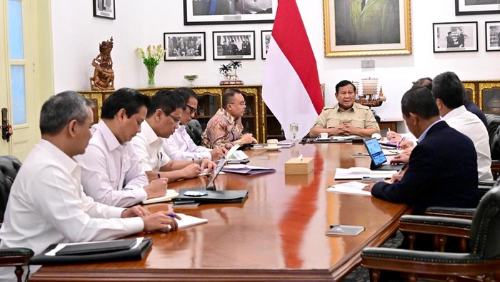 Rapat terbatas membahas program stimulus ekonomi 2025. (Foto: Rusman - Biro Pers Sekretariat Presiden)