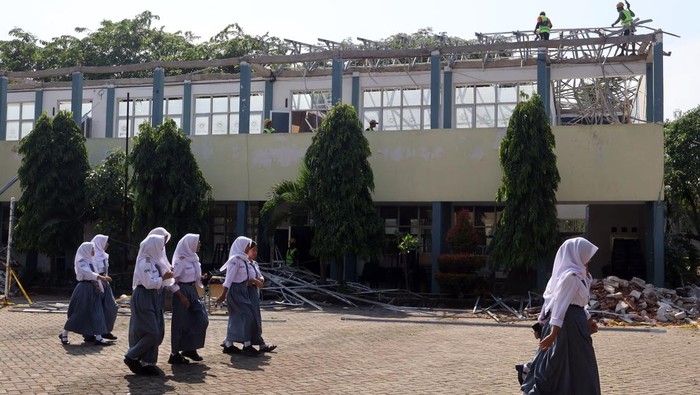 Realisasi dana revitalisasi satuan pendidikan Pekerja melakukan pembangunan sekolah rusak di SMKN 1 Cileungsi, Kabupaten Bogor, Jawa Barat, Senin (15/9/2025). Kementerian Pendidikan Dasar dan Menengah (Kemendikdasmen) menyatakan hingga 8 September 2025 telah menyalurkan dana revitalisasi tahap I sebesar 70 persen dari pagu bantuan ke 9.595 sekolah. ANTARA FOTO/Yulius Satria Wijaya/sgd