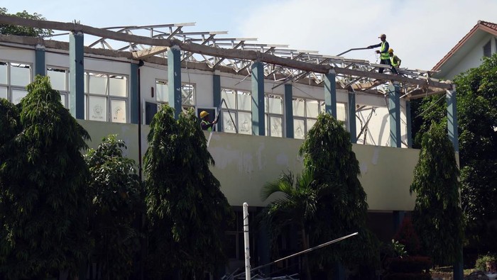 Pekerja melakukan pembangunan sekolah rusak di SMKN 1 Cileungsi, Kabupaten Bogor, Jawa Barat, Senin (15/9/2025). Kementerian Pendidikan Dasar dan Menengah (Kemendikdasmen) menyatakan hingga 8 September 2025 telah menyalurkan dana revitalisasi tahap I sebesar 70 persen dari pagu bantuan ke 9.595 sekolah. ANTARA FOTO/Yulius Satria Wijaya/sgd
