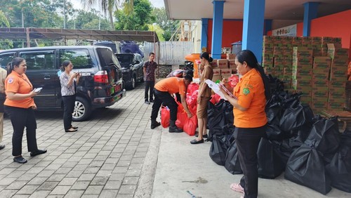 Relawan memenuhi posko terpadu di Kantor BPBD Jembrana, Bali, Senin (15/9/2025). (I Putu Adi Budiastrawan/detikBali)