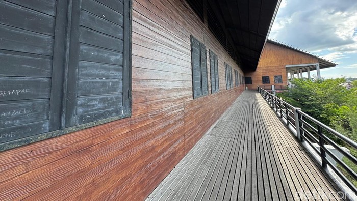 Rumah Radakng merupakan rumah adat masyarakat Dayak Kanayatn di Kalbar. Yang terletak di Jalan Sutan Syahrir, Kota Pontianak merupakan replikanya.