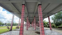 Kolong. Rumah Radakng memiliki kolong atau pondasi rumah yang tinggi. Pondasi yang tinggi ini dimaksudkan untuk perlindungan binatang buas dan musuh. Di Rumah Radakng Pontianak, biasanya kolong digunakan untuk stand pameran, lokasi festival dan latihan tari bagi anak-anak sekolah.