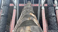 Hejot. Masyarakat Dayak menyebut tangga adalah hejot, yang terbuat dari kayu. Menurut kepercayaan masyarakat Dayak, hejot harus berjumlah ganjil. Di Rumah Radakng Pontianak ini, hanya ada tiga hejot.