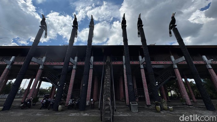 Rumah Radakng merupakan rumah adat masyarakat Dayak Kanayatn di Kalbar. Yang terletak di Jalan Sutan Syahrir, Kota Pontianak merupakan replikanya.