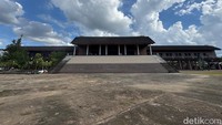 Tribun belakang. Di bagian belakang Rumah Radakng Pontianak terdapat tribun yang tingginya hingga 7 meter. Tribun ini untuk masyarakat menonton pertunjukan dari kegiatan seni budaya yang diselenggarakan di halaman belakang.
