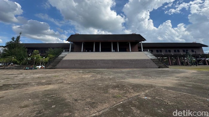 Rumah Radakng merupakan rumah adat masyarakat Dayak Kanayatn di Kalbar. Yang terletak di Jalan Sutan Syahrir, Kota Pontianak merupakan replikanya.