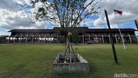 Rumah Radakng. Meski hanya replika, Rumah Radakng Pontianak menjadi rumah adat terbesar dan terpanjang di Indonesia karena memiliki panjang 138 meter dan tinggi 7 meter serta terbagi sekitar 50 ruangan.