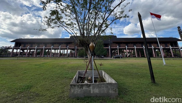 Rumah Radakng Pontianak Rumah Radakng merupakan rumah adat masyarakat Dayak Kanayatn di Kalbar. Yang terletak di Jalan Sutan Syahrir, Kota Pontianak merupakan replikanya.