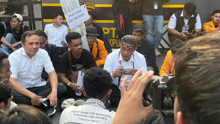 Safsus Mensesneg temui massa mahasiswa di Patung Kuda
