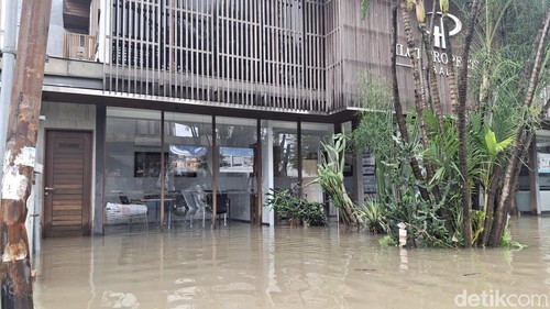 Salah satu villa di Gang Sri Kahyangan, Berawa, Tibubeneng terendam banjir, Senin (15/9/2025). (Fabiola Dianira)