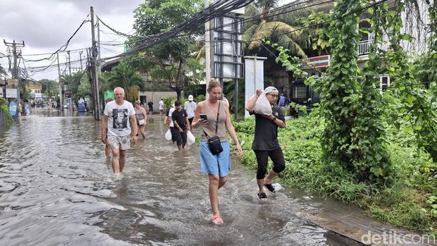 Salah satu villa di Gang Sri Kahyangan, Berawa, Tibubeneng terendam banjir, Senin (15/9/2025). (Fabiola Dianira)