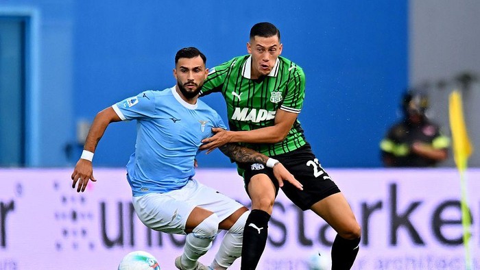 SASSUOLO, ITALY - SEPTEMBER 14: Taty Castellanos of SS Lazio  competes for the ball with Jay Idzes of US Sassuolo during the Serie A match between US Sassuolo Calcio and SS Lazio at Mapei Stadium Citta del Tricolore on September 14, 2025 in Sassuolo, Italy. (Photo by Alessandro Sabattini/Getty Images)