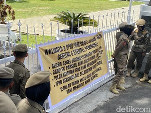 Massa Geruduk Kantor Wali Kota Parepare Tolak Kenaikan PBB-Gudang Ilegal