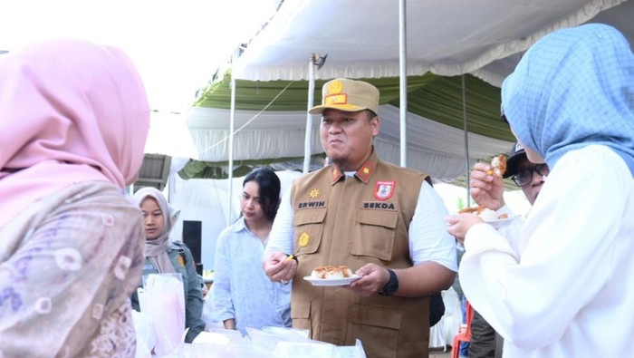 Sekda Banyuasin Erwin Ibrahim saat mengecek kualitas pangan.