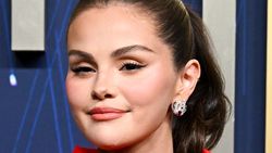 Selena Gomez Vs Sydney Sweeney: Yang Baju Merah Jangan Sampai Lepas